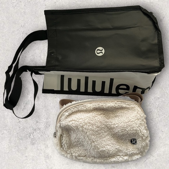 Lululemon Everywhere Fleece Belt Bag.  Ivory/Cream.  NWT - Picture 2 of 8